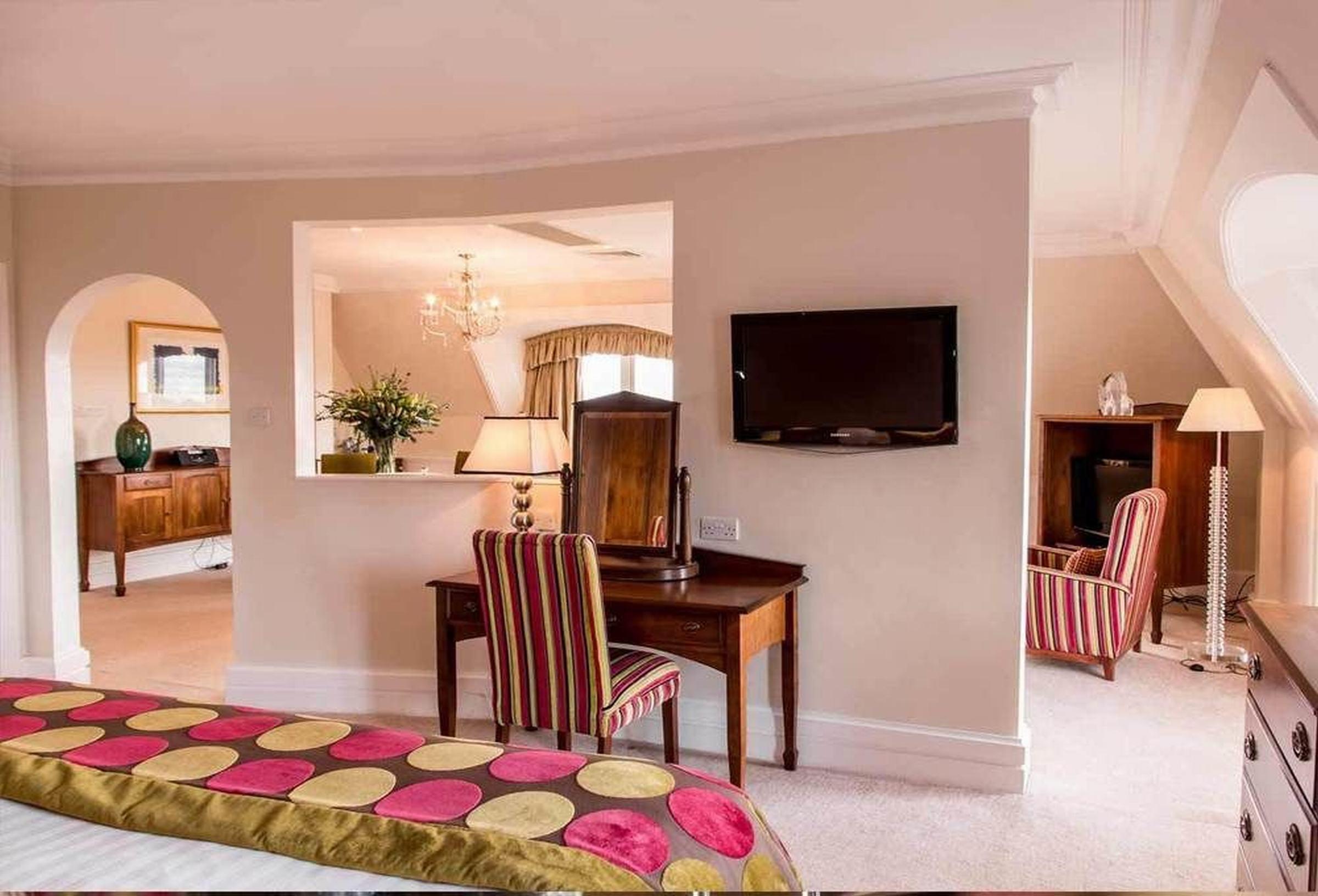 The Culloden Estate And Spa Holywood  Extérieur photo A suite at the hotel