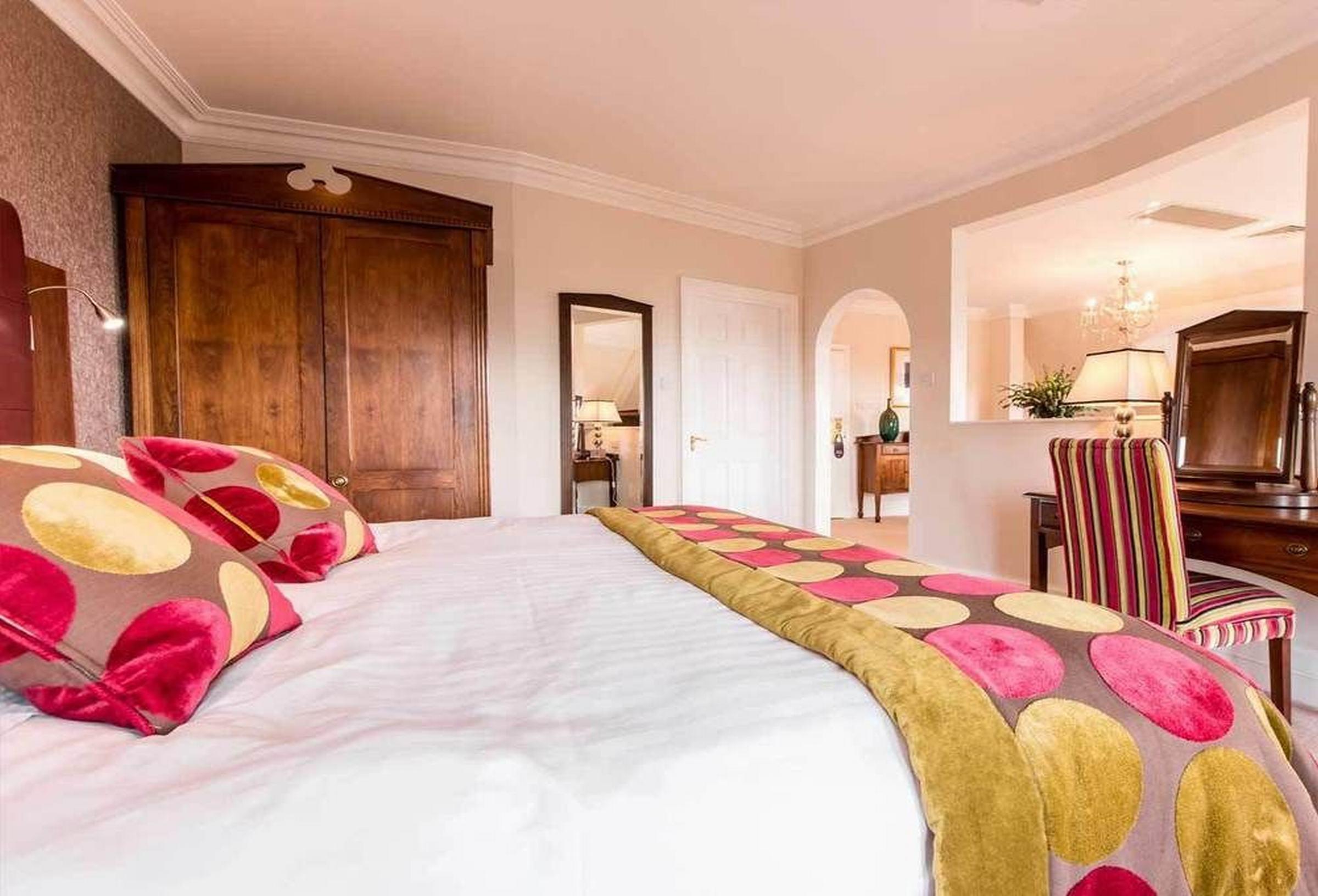 The Culloden Estate And Spa Holywood  Extérieur photo A bedroom at the hotel